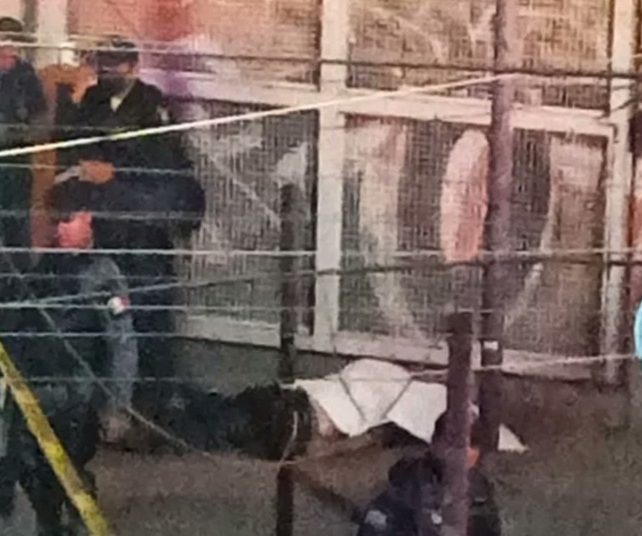 Policía de la CDMX empuja a usuario del metro tras riña y muere