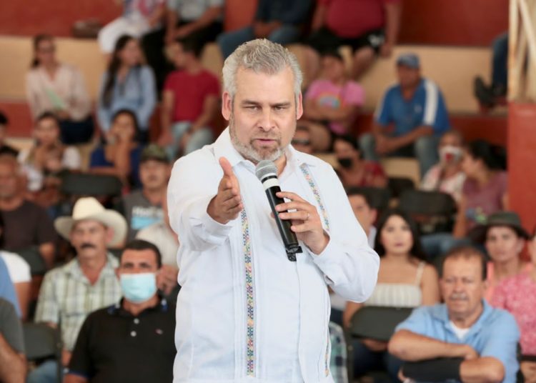 Al entregar apoyos, el gobernador de Michoacán Ramírez Bedolla reafirma gobernabilidad en Aguililla