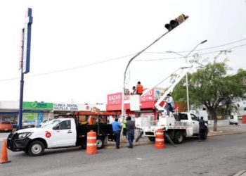 Da Municipio de Saltillo mantenimiento a semáforos