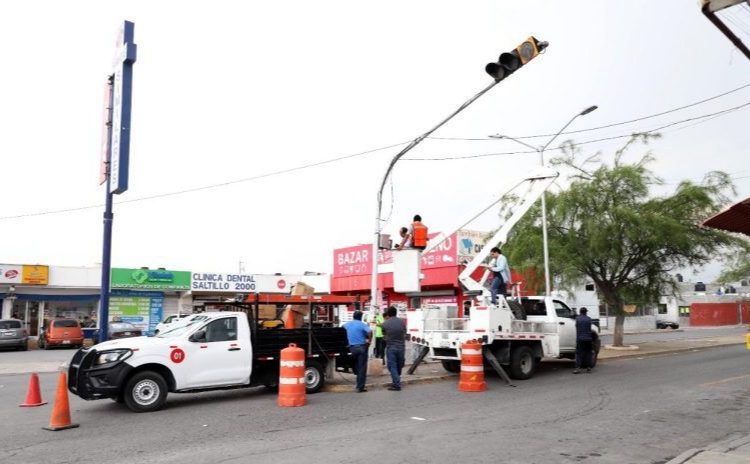 Da Municipio de Saltillo mantenimiento a semáforos