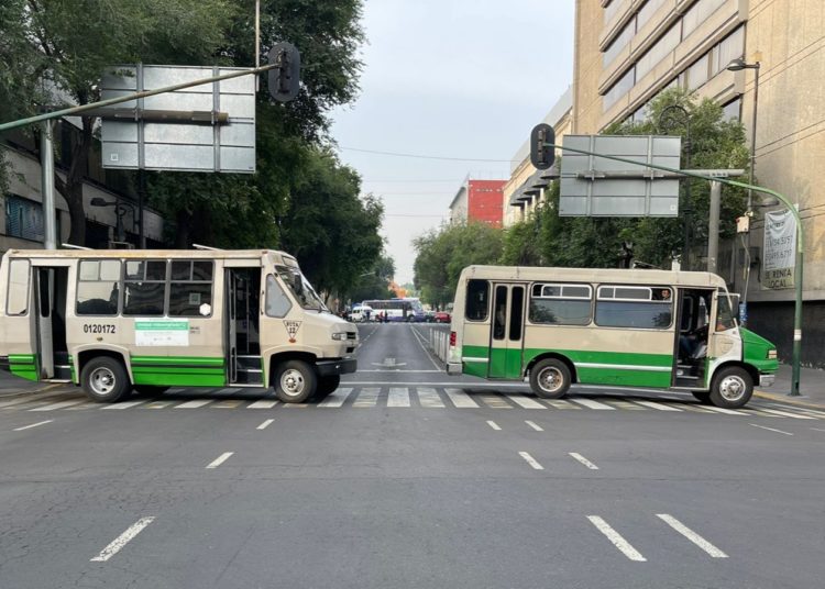 Bloquean transportistas calles del Centro Histórico