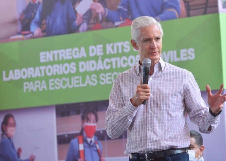 Entrega Alfredo Del Mazo paquetes de laboratorios didácticos móviles para mejorar la formación de estudiantes de 800 secundarias