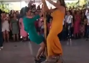 Con table dance, alcalde de Ajuchitlán celebra Día de las Madres