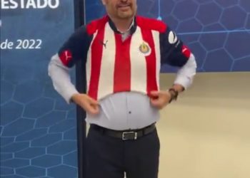Tras triunfo de Tuzos, gobernador de Querétaro cumple apuesta y se pone la de las Chivas
