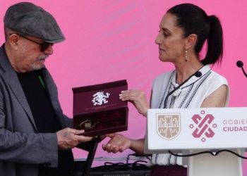 Recibe Silvio Rodríguez las llaves de la CDMX