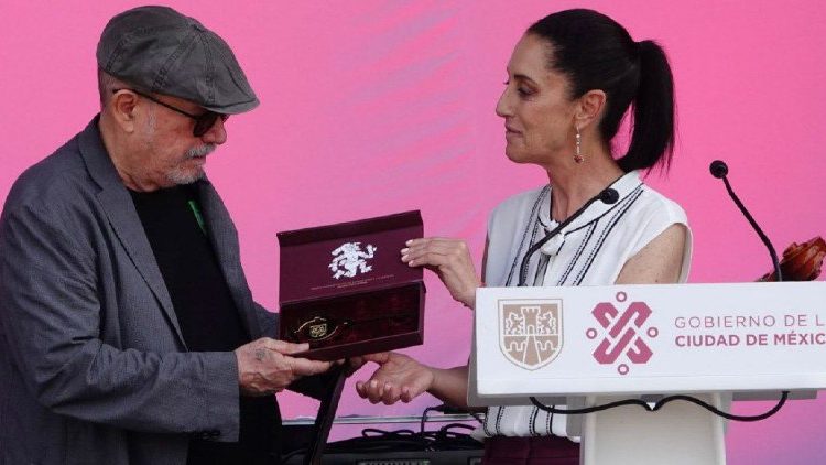Recibe Silvio Rodríguez las llaves de la CDMX