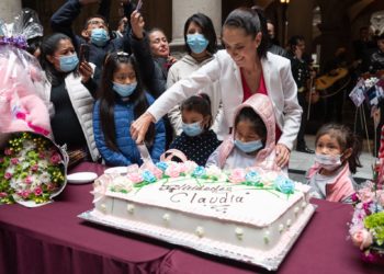 Con mariachi, arreglos florales y muchos regalos, festejan cumpleaños de Claudia Sheinbaum