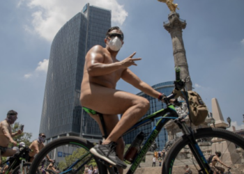 Circulan ciclistas desnudos para exigir derechos