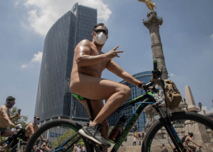 Circulan ciclistas desnudos para exigir derechos