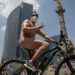 Circulan ciclistas desnudos para exigir derechos