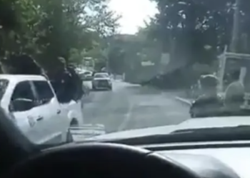 Convoy de 25 camionetas con sujetos armados pasa sin problema frente al Ejército en Tecoanapa