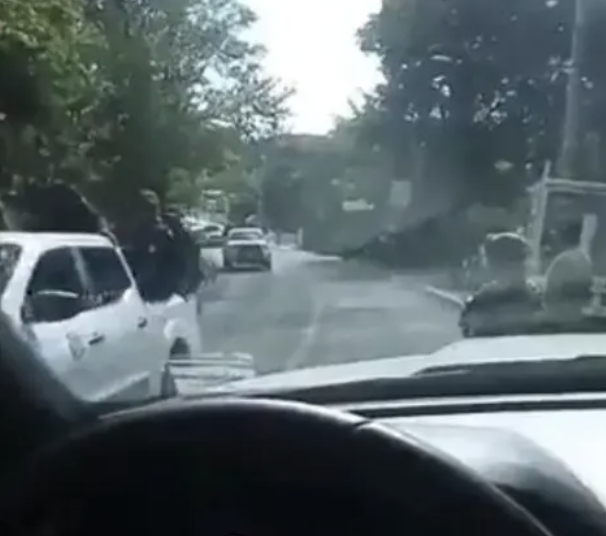 Convoy de 25 camionetas con sujetos armados pasa sin problema frente al Ejército en Tecoanapa