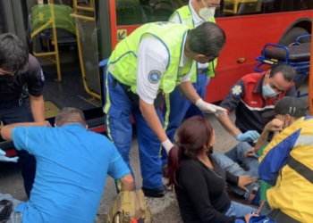 Camioneta atropella a grupo de personas en parada del Metrobús en Reforma