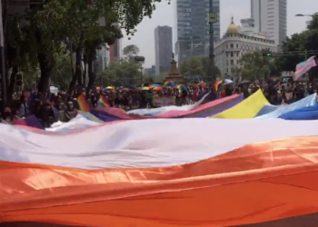 Mujeres muestran su orgullo en la Marcha Lencha en CDMX