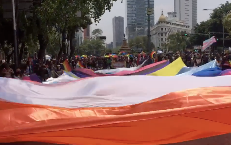 Mujeres muestran su orgullo en la Marcha Lencha en CDMX