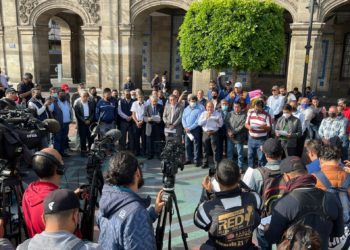 Rechazan transportistas aumento de un peso en la tarifa