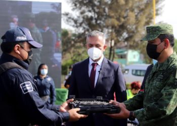 Alcalde entrega 200 armas y certificados de bachillerato a elementos de la Policía Municipal