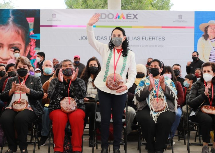 Acerca Secretaría de Desarrollo Social servicios médicos y apoyos como despensas y aparatos funcionales a familias de Atlacomulco