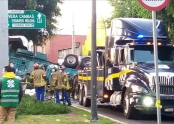 Cae tráiler cargado de cebollas de distribuidor vial
