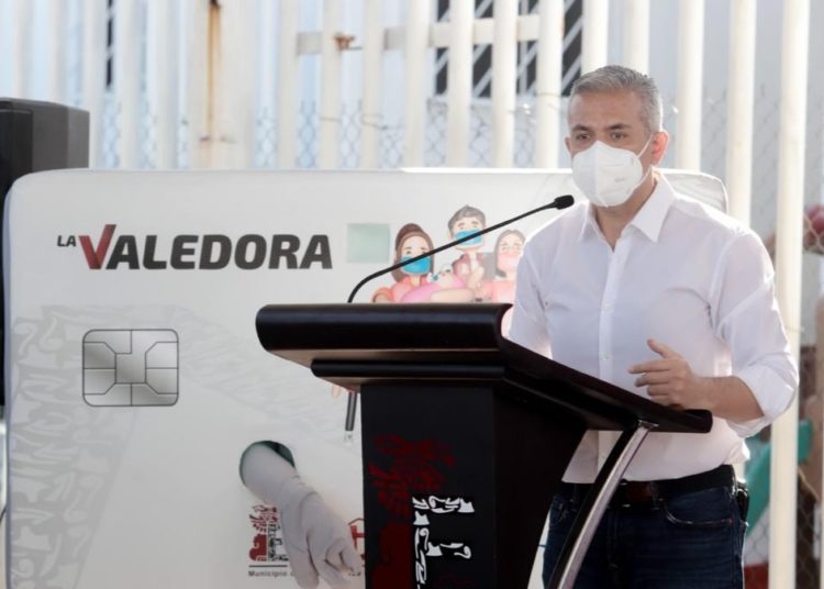 Madres y padres solteros de Ecatepec acuden a registrarse para recibir tarjeta La Valedora