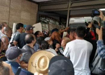 Locatarios buscan dar portazo a la Secretaría de Desarrollo Económico