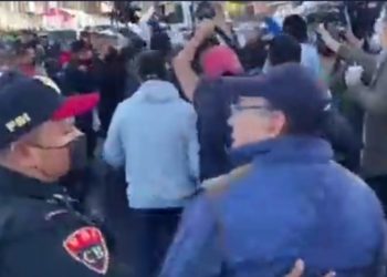 Se enfrentan a golpes manifestantes y usuarios de transporte en Indios Verdes