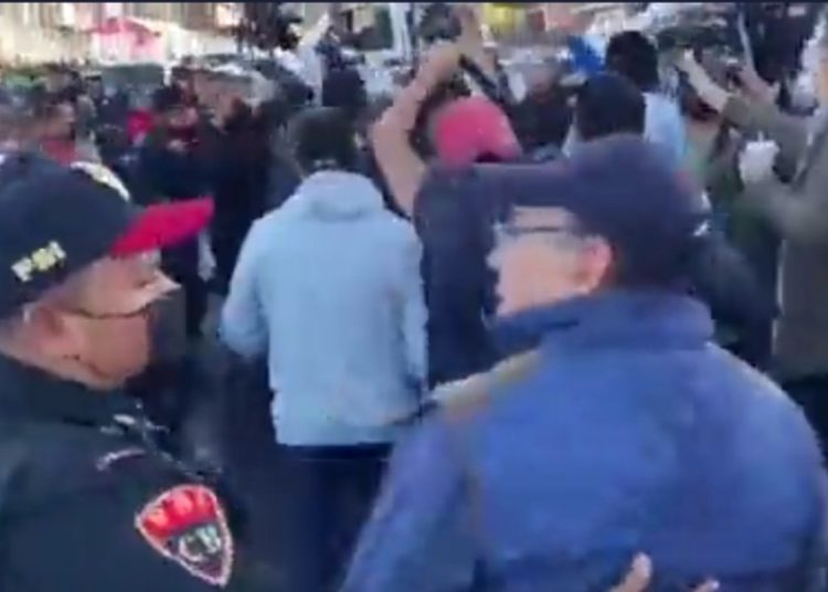 Se enfrentan a golpes manifestantes y usuarios de transporte en Indios Verdes