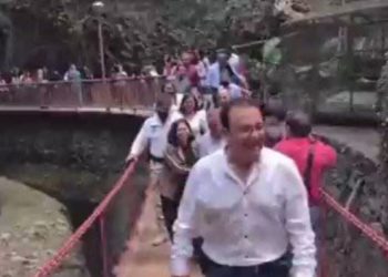 Cae alcalde de Cuernavaca y comitiva durante inauguración de puente colgante