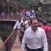Cae alcalde de Cuernavaca y comitiva durante inauguración de puente colgante