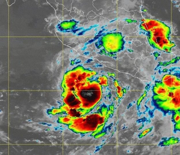 Blas se intensifica a huracán categoría 1 frente a las costas de Michoacán y Guerrero