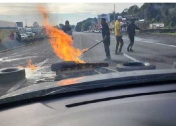 Bloquean la México-Puebla por desaparición de joven