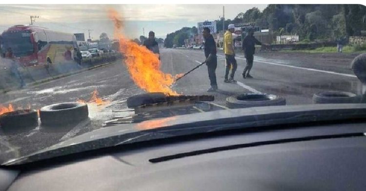 Bloquean la México-Puebla por desaparición de joven
