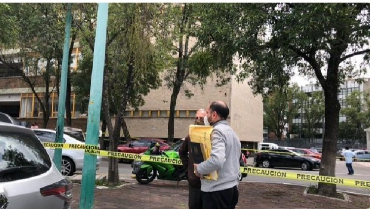 Desalojan Facultad de Medicina de la UNAM, se lanza estudiante de edificio
