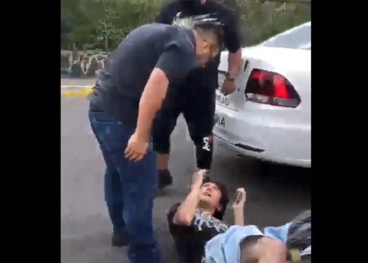 Separa del cargo UNAM a vigilante que agredió a estudiante