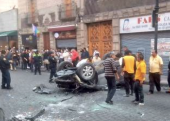 Muere conductor tras caer con su camioneta desde una azotea en el Centro Histórico