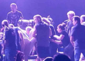 Se desmaya Santana durante concierto en Michigan