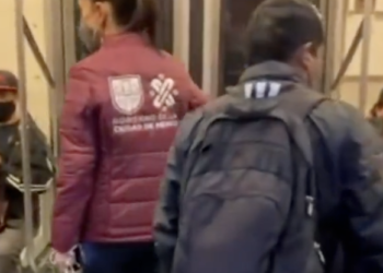 Sheinbaum se sube al Metro Línea 2 tras cortocircuito; supervisa funcionamiento