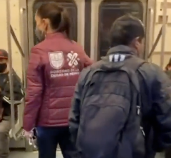 Sheinbaum se sube al Metro Línea 2 tras cortocircuito; supervisa funcionamiento