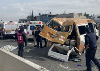 Vuelca combi en la México-Puebla; hay una persona fallecida y 16 lesionados