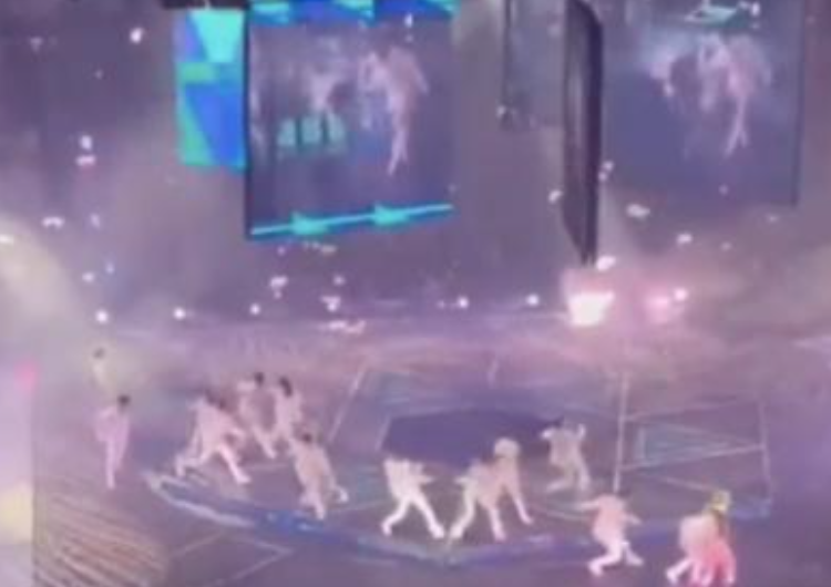 Pantalla gigante cae en pleno concierto de la ‘boy band’ Mirror