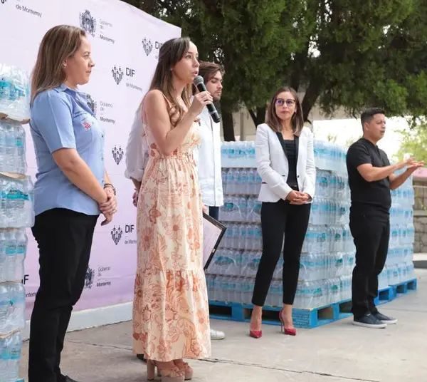 Recibe DIF Monterrey donativo de agua embotellada para zonas vulnerables