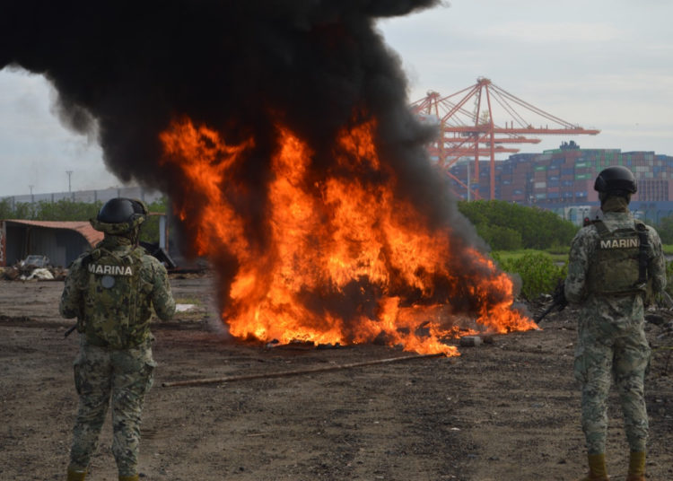 Marina y FGR incineran una tonelada de cocaína en Manzanillo