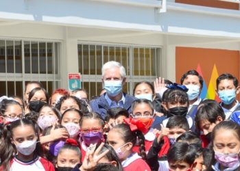 Entrega Alfredo Del Mazo la reconstrucción de primaria y secundaria en beneficio de estudiantes de Nezahualcóyotl