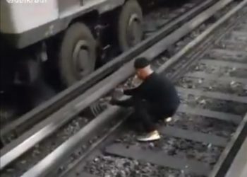 Usuario baja a las vías del Metro a grabar un video para Tik Tok