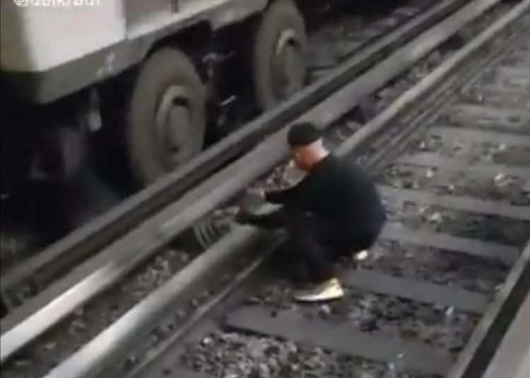 Usuario baja a las vías del Metro a grabar un video para Tik Tok