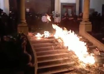 Vecinos y comerciantes incendian escaleras del Ayuntamiento de Chimalhuacán