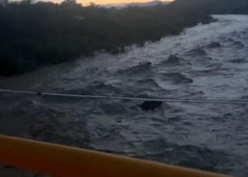 Cuerpos de emergencia rescatan con vida a cinco personas arrastradas en el Río Cabullona