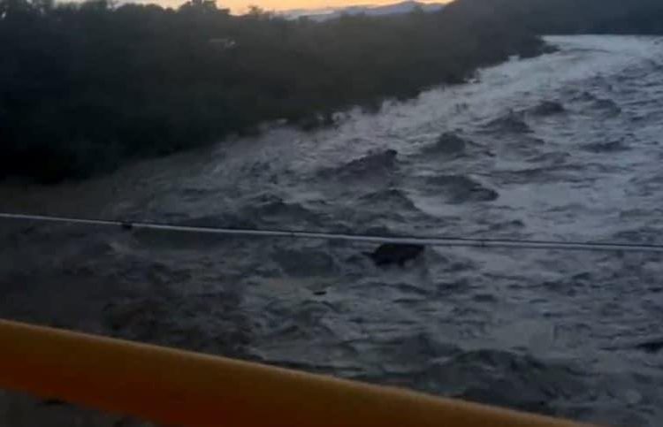 Cuerpos de emergencia rescatan con vida a cinco personas arrastradas en el Río Cabullona