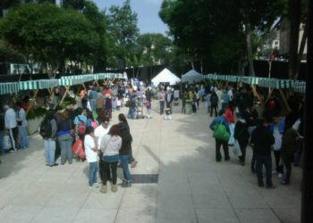 Podrán intercambiar padres de familia útiles escolares usados por hortalizas en el Mercado de Trueque