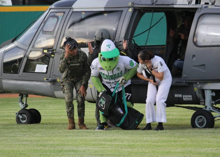 Traslada helicóptero de la Marina a mascota del equipo de beisbol Olmecas de Tabasco